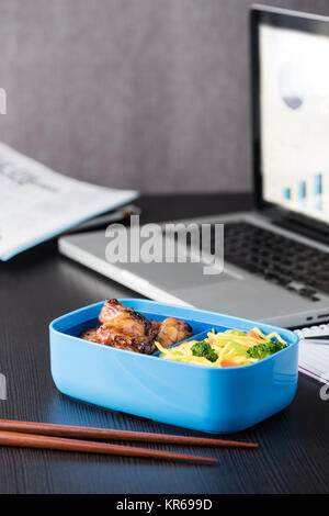 Home Kochen bento box während der Mittagspause mit Computer Laptop Stockfoto