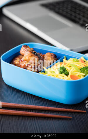 Home Kochen bento box während der Mittagspause mit Computer Laptop Stockfoto