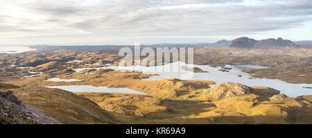 Die markante eiszeitliche Landschaft von Inverpolly Wald in Assynt, in den Highlands von Schottland, mit suilven Berg erhebt aus einem Komplex von l Stockfoto