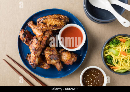 Honig geröstet Soja Chicken Wings mit Spice Chili Sauce Stockfoto