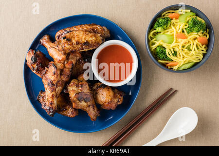 Honig geröstet Soja Chicken Wings mit Spice Chili Sauce Stockfoto