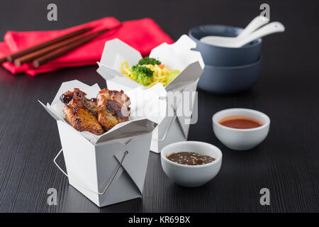 Chicken Wings und Nudeln in entfernt Nudeln box Stockfoto