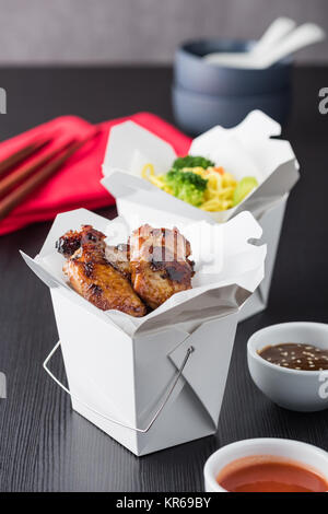 Chicken Wings und Nudeln in entfernt Nudeln box Stockfoto