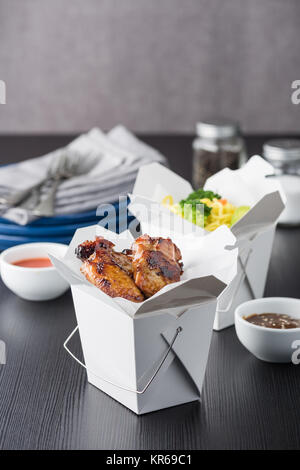 Chicken Wings und Nudeln in entfernt Nudeln box Stockfoto