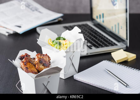 Büro mitnehmen Mittagessen mit Computer Laptop Stockfoto