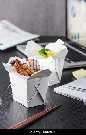 Büro mitnehmen Mittagessen mit Computer Laptop Stockfoto