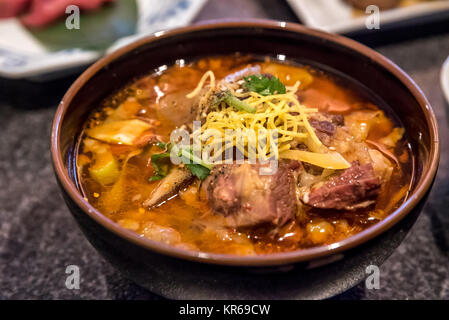 Rindergulasch mit gekochtem Reis Stockfoto