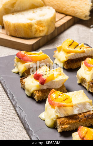 Kanapees mit gegrillten Brie und Nektarine Stockfoto