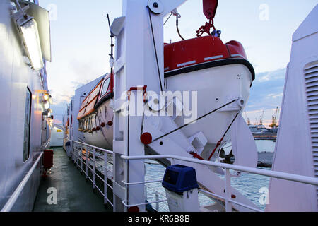 Rettungsboote auf eine Autofähre im Abendlicht Stockfoto