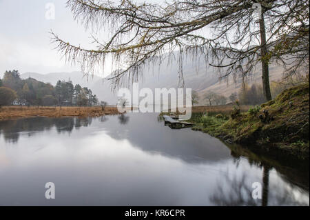 Schottisches loch im Hochland Morgennebel Stockfoto