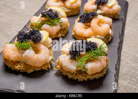 Garnelen Vorspeise serviert auf geröstetem Brot Stockfoto
