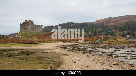 schottland Strand und zerstörte Burgszene Stockfoto