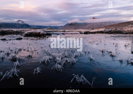 Rannoch Moor, Highlands von Schottland. Diese Aufnahme ist an der sehr bekannten Loch Ba genommen und schaut in den Blackmount auf einem Einfrieren Dezember Morgen. Stockfoto