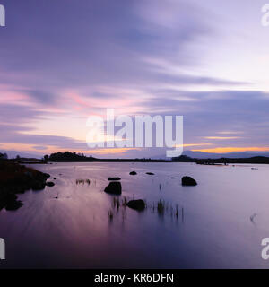 Eine lange Exposition von Dawn am Loch Ba, Rannoch Moor, Highlands von Schottland Stockfoto