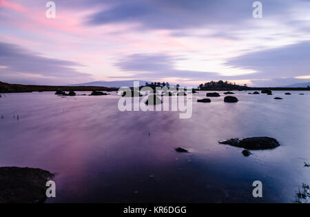 Sunrise approches am Loch Ba auf Rannoch Moor in den Highlands von Schottland Stockfoto