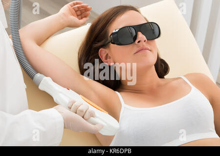 Frau in den Achselhöhlen und der Laser Haarentfernung Stockfoto