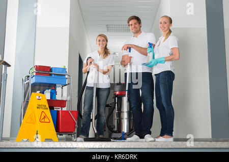 Portrait von Hausmeister, Reinigung Ausrüstungen Stockfoto