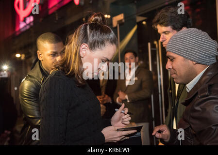 Disney Store, Oxford Street, London, UK. 4. September 2015. Star Wars Daisy Ridley & John Boyega im Disney Store in der Oxford Street, London. Stockfoto