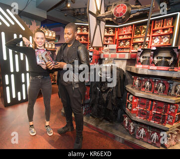 Disney Store, Oxford Street, London, UK. 4. September 2015. Star Wars Daisy Ridley & John Boyega im Disney Store in der Oxford Street, London. Stockfoto