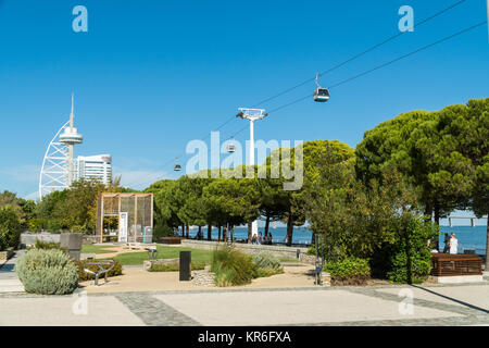 Lissabon, Portugal - 30 Oktober 2017: Telecabines (Seilbahnen) über Passeio das Tagides Park und den Fluss Tejo im Park der Nationen (Parque das Nacoes) Stockfoto