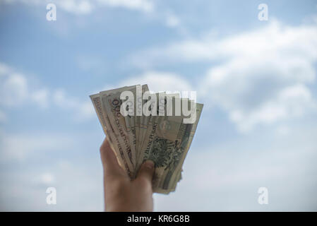 Polnische Banknoten, die vom Himmel fallen Stockfoto