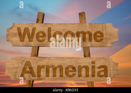 Willkommen auf Armenien singen auf Holz Hintergrund mit Blending Nationalflagge Stockfoto