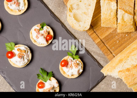 Kanapees, Vorspeise mit cremig-Hähnchen-Salat auf dem Schiefer Silbertablett serviert Stockfoto