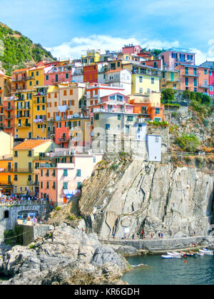 Bunte traditionelle Häuser auf einem Felsen über dem Mittelmeer, Manarola, Cinque Terre, Italien Stockfoto