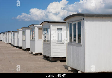 White Beach Kabinen am Strand von Løkken ist ein beliebter Ferienort an der Nordsee in der nord-westlichen Teil von Jütland, Dänemark. Stockfoto