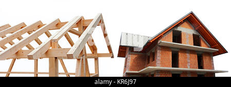 Eine Schale aus Holz und Ziegel. neu erbaute Haus in Holz und Stein Stockfoto