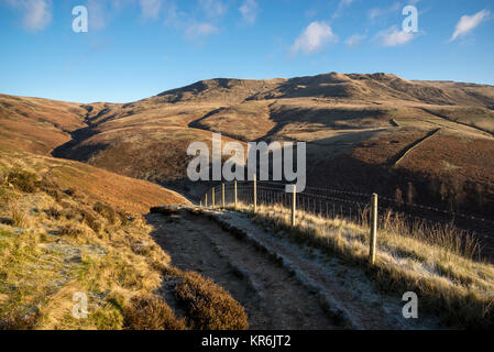 Schönen winter Morgen bei Willam Clough und Sandy Heys im Peak District, Derbyshire, England. Route zu Kinder Scout. Stockfoto