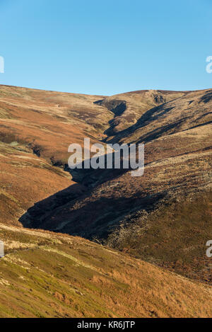 Schönen winter Morgen bei Willam Clough und Sandy Heys im Peak District, Derbyshire, England. Route zu Kinder Scout. Stockfoto