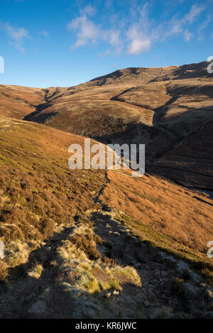 Schönen winter Morgen bei Willam Clough und Sandy Heys im Peak District, Derbyshire, England. Route zu Kinder Scout. Stockfoto