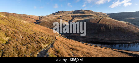 Schönen winter Morgen bei Willam Clough und Sandy Heys im Peak District, Derbyshire, England. Route zu Kinder Scout. Stockfoto