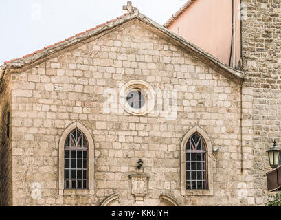 Tolle Aussicht auf Vintage House in der Altstadt von Budva, Montenegro. Fragment der Kirche in der Altstadt von Budva, Montenegro. Stockfoto