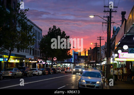 Bei Sonnenuntergang King Street, der Hauptverkehrsstraße in der Vorstadt von Newtown, Sydney, New South Wales, Australien Stockfoto