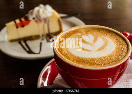 Perfekte Kaffee mit perfekten Käsekuchen im Hintergrund Stockfoto