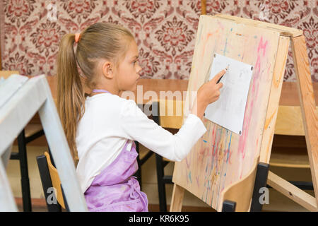 Mädchen-Farben auf einer Staffelei in der Zeichnung Lektion Stockfoto
