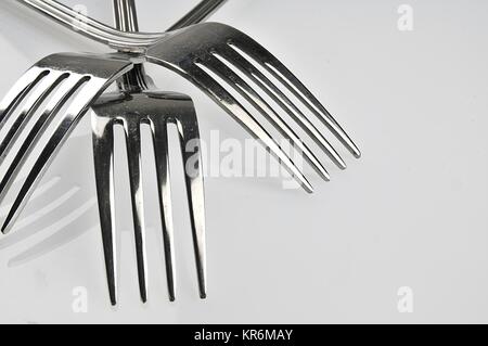 Gabeln arrangiert in Serie auf dem Küchentisch Stockfoto