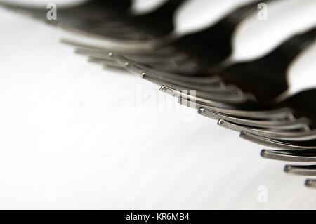 Gabeln arrangiert in Serie auf dem Küchentisch Stockfoto