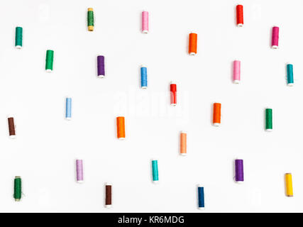 Viele Spulen des Nähgarn auf Weiß Stockfoto