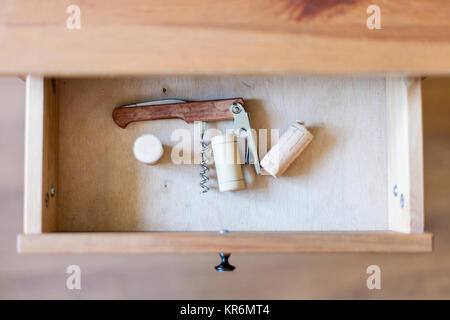 Faltbarer Korkenzieher und paar Korken in offenen drawe Stockfoto