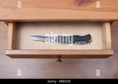 Und Messer in offenen Schublade Stockfoto