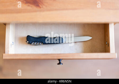 Taschenmesser in offene Schublade Stockfoto