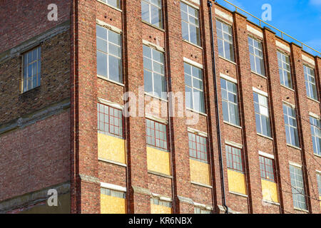 Fassade eines verlassenen Gebäude in Großbritannien Stockfoto