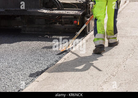 Asphalt Arbeiter zur Festlegung von Asphalt Stockfoto