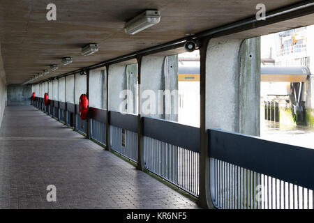 Thames Barrier Durchgang in London, Teil der Thames Path National Trail Stockfoto