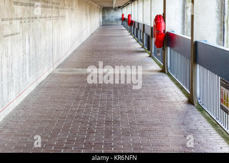 Thames Barrier Durchgang in London, Teil der Thames Path National Trail Stockfoto