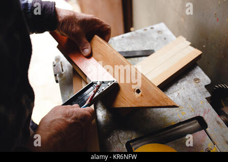 Alte Tischler, die Messung einer Holzbohle. Stockfoto