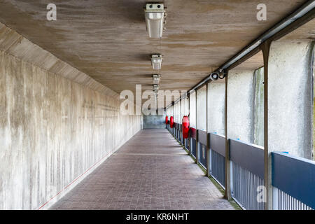 Thames Barrier Durchgang in London, Teil der Thames Path National Trail Stockfoto